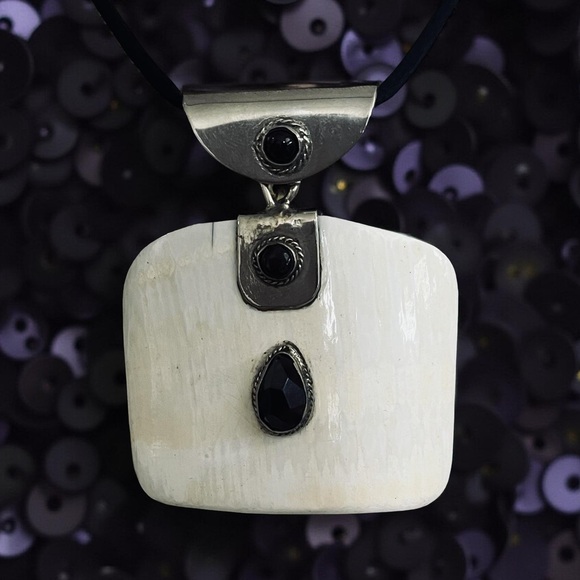 ✨ Large Vintage Bone & Garnet Pendant | Hand-Carved Artisan Heirloom - Picture 6 of 8